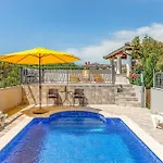 Beautiful In With Swimming Pool Appartement
