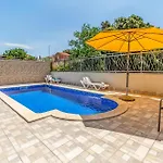 Beautiful In With Swimming Pool דירה *
