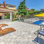 Appartement Beautiful In With Swimming Pool Pula