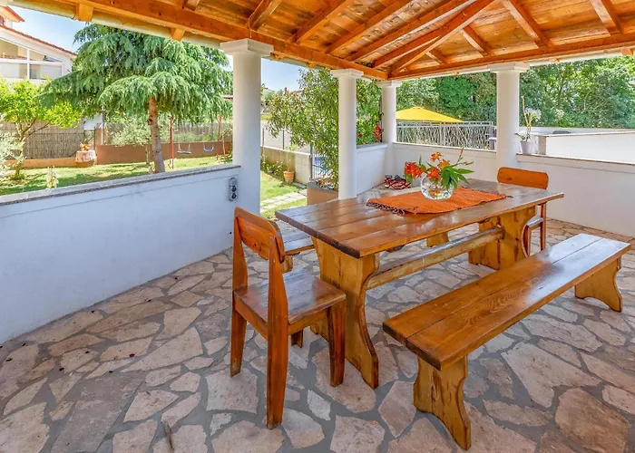 Apartamento Gorgeous In With Kitchen Pula