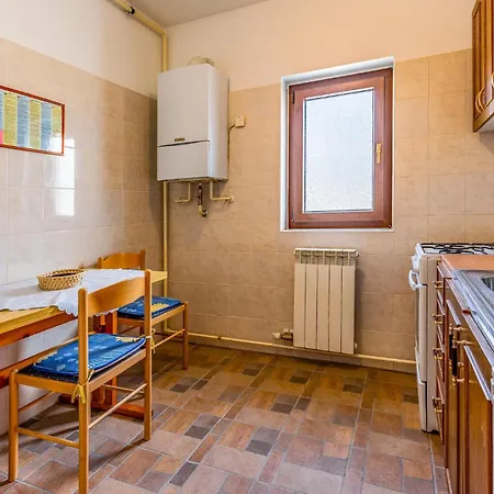 Gorgeous Apartment In Pula With Kitchen Pula