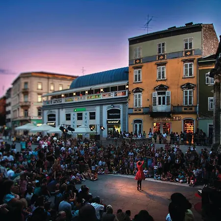 Appartamento Gorgeous In With Kitchen