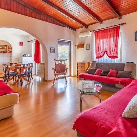 Daire Beautiful Apartment In Pula With Swimming Pool Pula