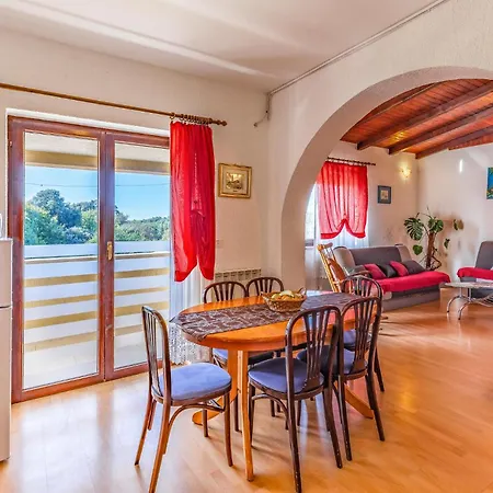 Beautiful Apartment In Pula With Swimming Pool Daire *