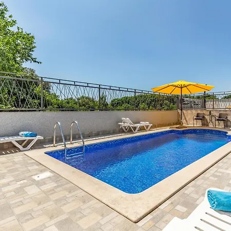 Gorgeous Apartment In Pula With Kitchen Apartment