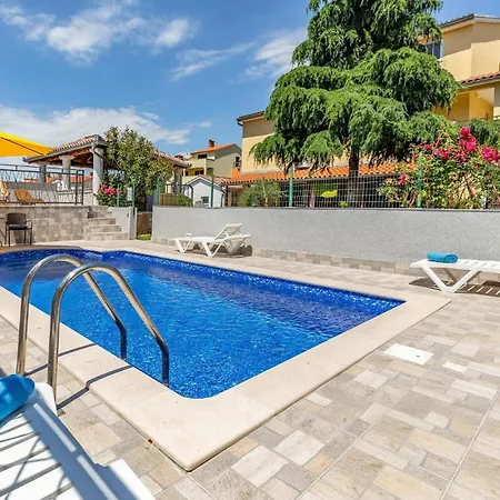 Daire Beautiful Apartment In Pula With Swimming Pool *