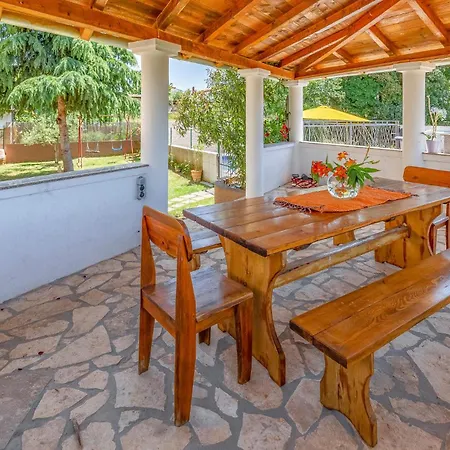Daire Beautiful Apartment In Pula With Swimming Pool Pula