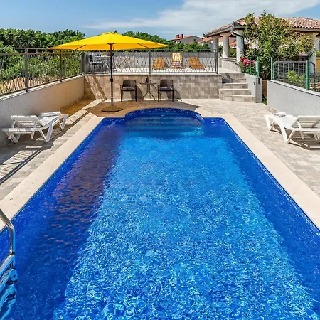 Daire Beautiful Apartment In Pula With Swimming Pool Pula