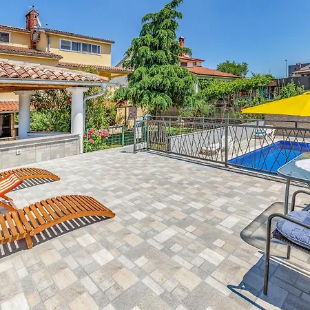 Daire Beautiful Apartment In Pula With Swimming Pool Pula