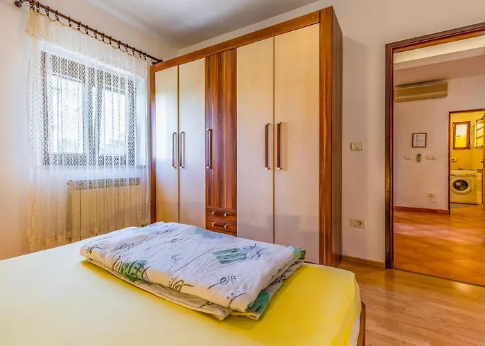 Gorgeous Apartment In Pula With Kitchen * Pula