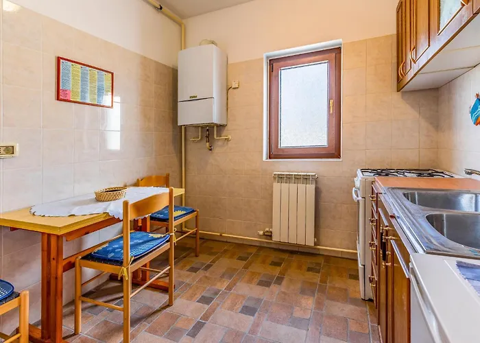 Gorgeous Apartment In Pula With Kitchen Pula