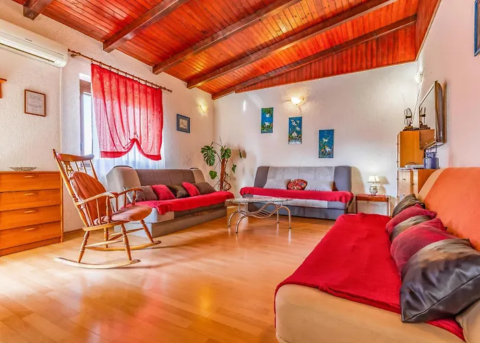 Gorgeous Apartment In Pula With Kitchen Apartment *