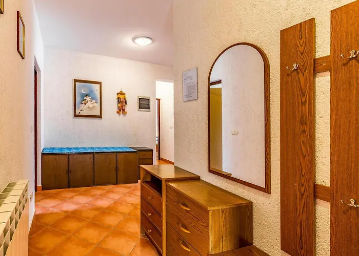 Gorgeous Apartment In Pula With Kitchen Apartment *