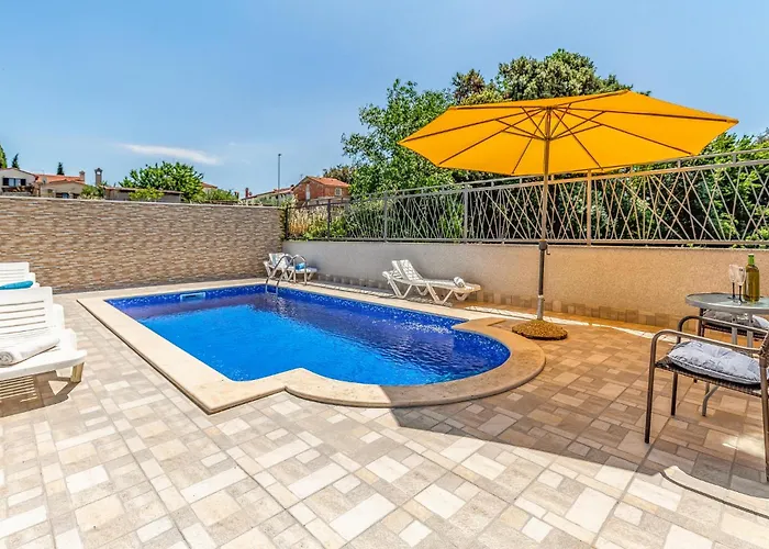 Gorgeous Apartment In Pula With Kitchen Apartment *