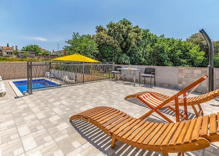 Gorgeous Apartment In Pula With Kitchen Pula